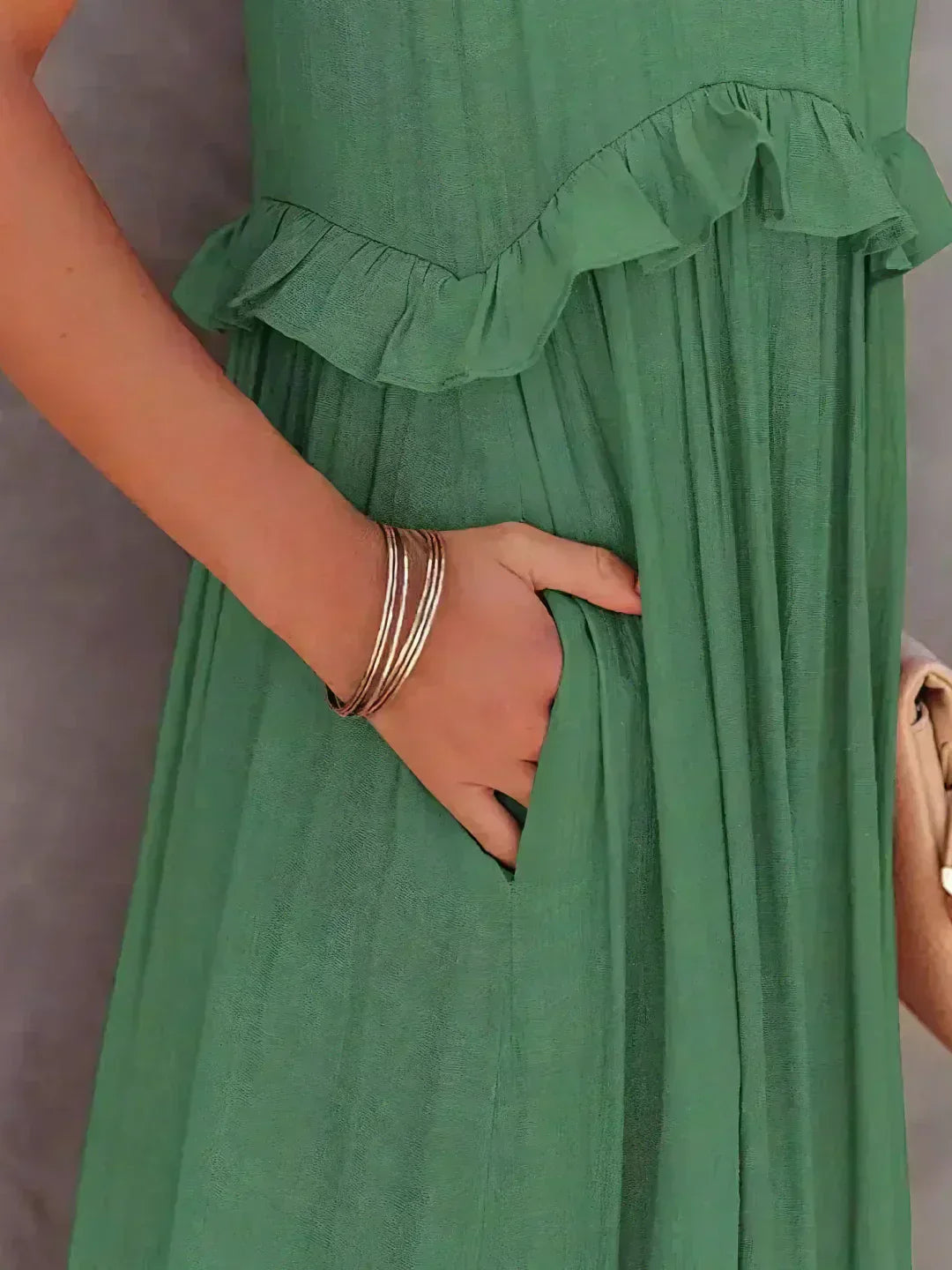 Delilah - Abito Elegante con Collo All'Americana e Rouches